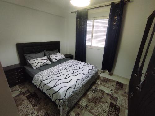 una camera da letto con un letto e una finestra di Appartement 5 min à gare Bouskoura & Hôpital Mohamed 6 a Bouskoura
