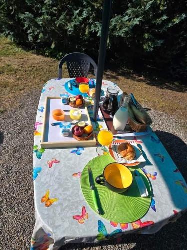 a picnic table with food on top of it at Les Rochettes, joli appartement, tout neuf, calme et paisible in Saint-Gervais-dʼAuvergne