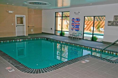 a large swimming pool in a hotel room at SpringHill Suites Temecula Valley Wine Country in Temecula