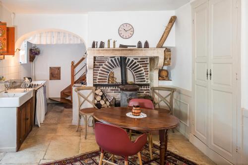 Η κουζίνα ή μικρή κουζίνα στο La Cuverie du Château le Four à Pain
