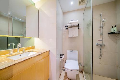 un bagno con wc, lavandino e doccia di 寓米公寓(琶洲会展中心广州塔店) a Canton