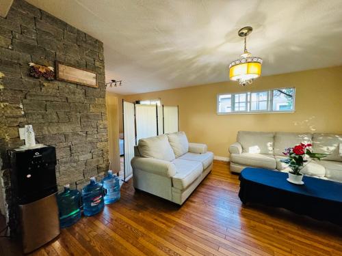 Ένα ή περισσότερα κρεβάτια σε δωμάτιο στο Cozy House Nested Around Trees A