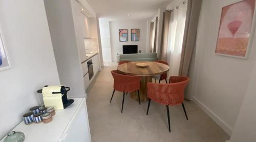une salle à manger avec une table et des chaises rouges dans l'établissement Appartement Rooftop Cannes, à Cannes