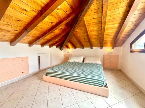 Postel nebo postele na pokoji v ubytování Blue Zone Tiny Penthouse