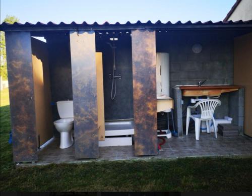 un gazebo avec des toilettes et un lavabo dans l'établissement chambre en camping car, à Saint-Jean-de-Monts