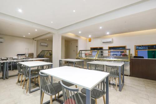 Kuchyň nebo kuchyňský kout v ubytování Hotel Blue Dawn - Near DLF Cyber City, Gachibowli