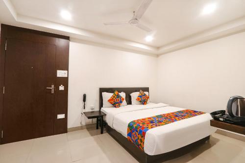 Postel nebo postele na pokoji v ubytování Hotel Blue Dawn - Near DLF Cyber City, Gachibowli