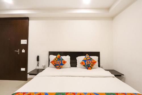 Postel nebo postele na pokoji v ubytování Hotel Blue Dawn - Near DLF Cyber City, Gachibowli