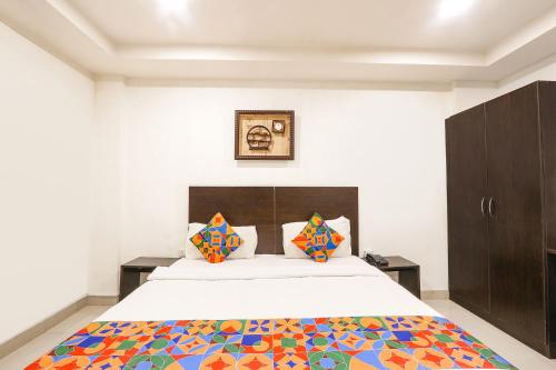 Postel nebo postele na pokoji v ubytování Hotel Blue Dawn - Near DLF Cyber City, Gachibowli
