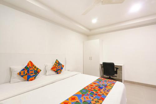 Postel nebo postele na pokoji v ubytování Hotel Blue Dawn - Near DLF Cyber City, Gachibowli