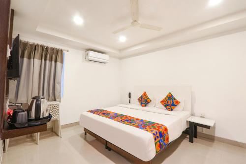 Postel nebo postele na pokoji v ubytování Hotel Blue Dawn - Near DLF Cyber City, Gachibowli