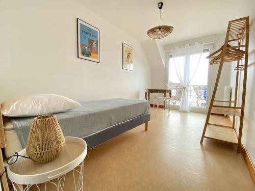 - une chambre avec un lit, une échelle et une chaise dans l'établissement Le Belvédère duplex face port de plaisance, à Étaples