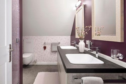 a bathroom with two sinks and a toilet at Rungholt in Oevenum