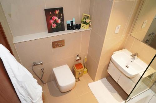 Diamond 2BR Luxurious Retreat in Al Reem في أبوظبي: حمام مع مرحاض ومغسلة