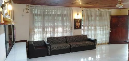 Χώρος καθιστικού στο Zenith Villa Balangoda