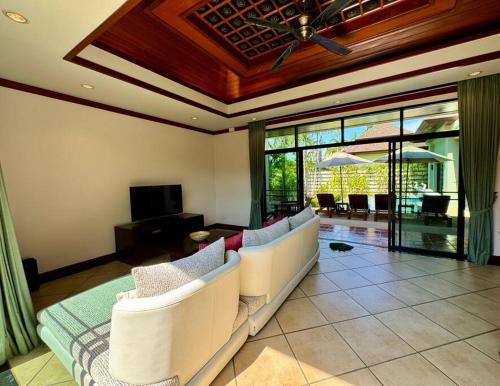 TV a/nebo společenská místnost v ubytování Balinese pool villa at Baan Bua, Nai Harn