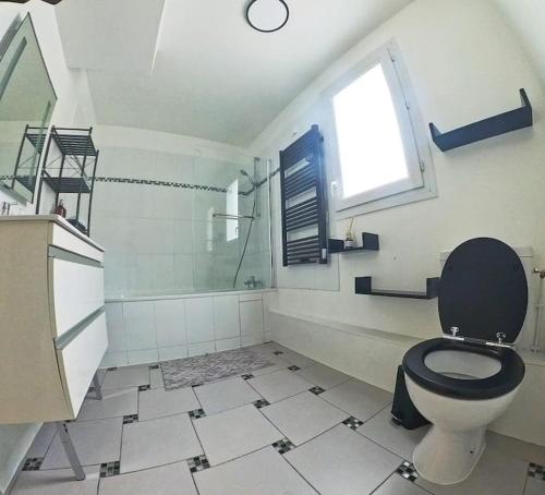 Ένα μπάνιο στο Logement cosy près des sites JO