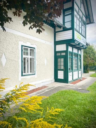 a building with a green door on the side of it at ROSA Wohnen & home office in traditionell Ausseer Baukultur in Bad Mitterndorf