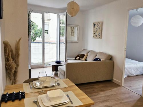 un salon avec un canapé et une table dans l'établissement La plage à 80m, refait à neuf, à Marseille