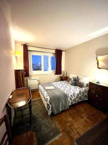 une chambre avec un lit, un bureau et une fenêtre dans l'établissement The Cosy Eiffel, à Paris