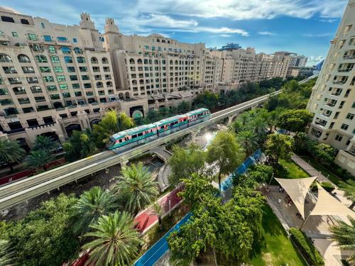 Bright 2BR Apartment with Garden View - Palm Jumeirah