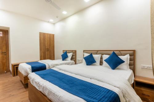 Postel nebo postele na pokoji v ubytování Hotel Noble Inn, Ahmedabad
