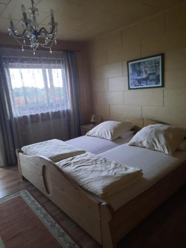 Letto o letti in una camera di Pension Hubertushöhe