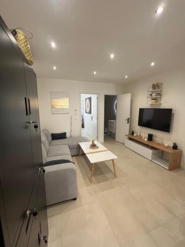 un salon avec un canapé et une table dans l'établissement Chez Baptiste, à Cannes