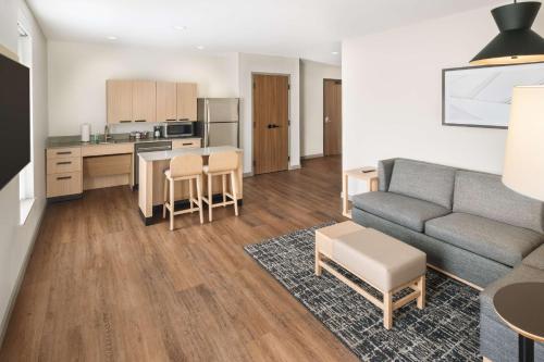 a living room with a couch and a kitchen at Hyatt Place Munster in Munster