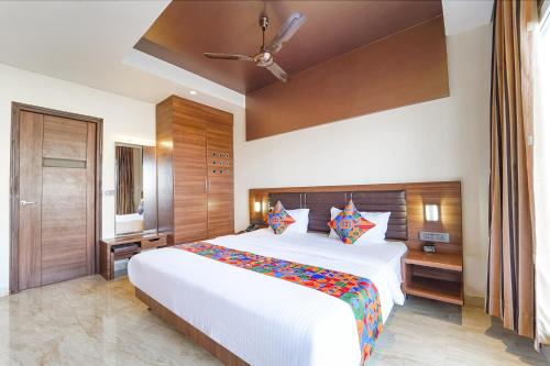 a bedroom with a large white bed in a room at Oriva Nestlay Rooms Ramnad - Nr Golden Shopping Mall in Rāmanāthapuram