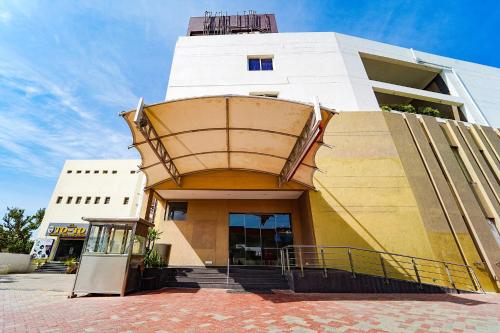 a building with a rounded roof on top of it at Oriva Nestlay Rooms Ramnad - Nr Golden Shopping Mall in Rāmanāthapuram