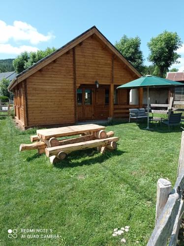un groupe de bûches devant une cabane dans l'établissement Chalet des fontaines claires, à Aydat
