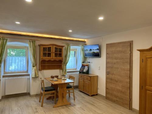 a dining room with a table and a kitchen at Wandlhof Ferienwohnung 3971 Sankt Martin in Zeil