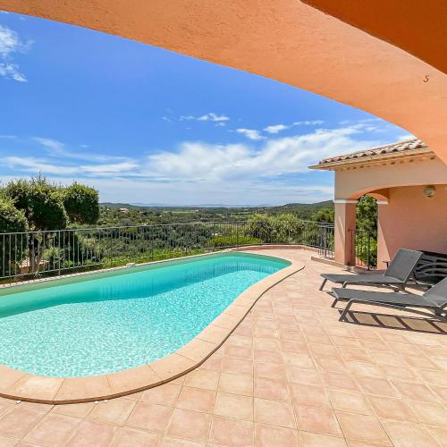 - une piscine sur une terrasse avec 2 chaises longues dans l'établissement Villa des Trois Îles, à La Londe-les-Maures
