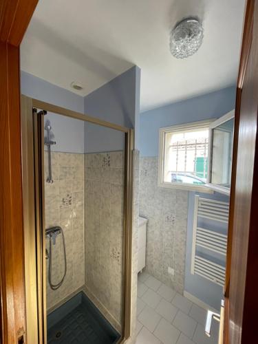 une salle de bain avec une douche avec une porte vitrée dans l'établissement Maison de vacances sur Oleron, à Saint-Georges-dʼOléron