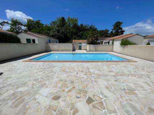 une piscine dans l'arrière-cour d'une maison dans l'établissement Maison de vacances sur Oleron, à Saint-Georges-dʼOléron