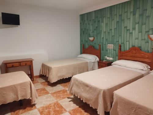 Postel nebo postele na pokoji v ubytování Hotel Virgen de los Reyes