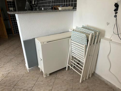 Studio apartment with a viewにあるキッチンまたは簡易キッチン