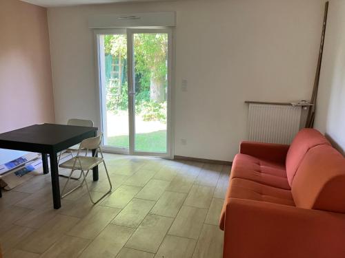 un salon avec un canapé et une table dans l'établissement Chambre dans une maison en Colocation proche paris et Disney Room in shared house, à Vaires-sur-Marne