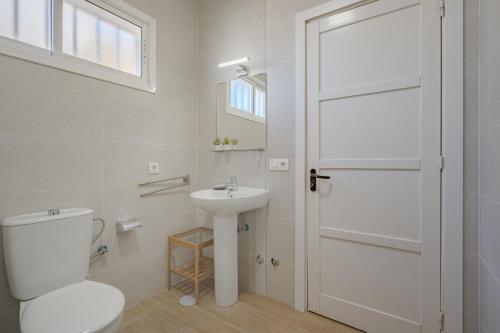 阿德耶Apartamentos ORLANDO en Costa Adeje的带马桶和水槽的白色浴室