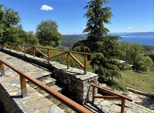 un passaggio in legno con vista sull'acqua di Οξυγόνο Πέτρινο εξοχικό στη Βυζίτσα Πηλίου a Vizitsa