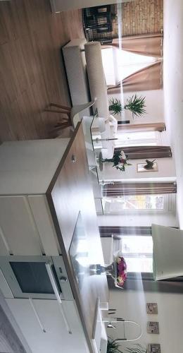 - une vue sur un escalier dans un bâtiment dans l'établissement Grande maison de vacances, à Alès