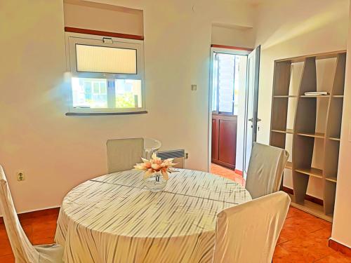 Pomalo Retreat, Your Calm Escape Near the City, Sunlit Terrace, Space & Comfort and Free Parking Spot