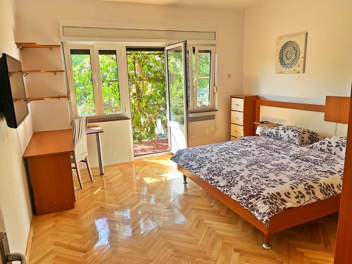 Pomalo Retreat, Your Calm Escape Near the City, Sunlit Terrace, Space & Comfort and Free Parking Spot