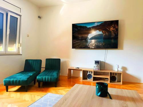 Pomalo Retreat, Your Calm Escape Near the City, Sunlit Terrace, Space & Comfort and Free Parking Spot
