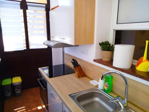 Pomalo Retreat, Your Calm Escape Near the City, Sunlit Terrace, Space & Comfort and Free Parking Spot