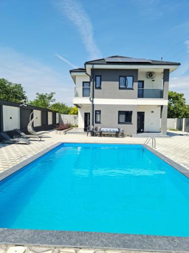 Bazén v ubytování Grey House nebo v jeho okolí