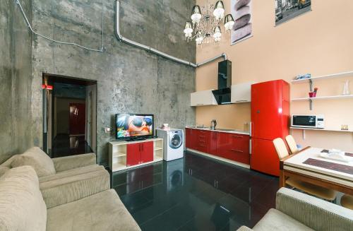een woonkamer met rode kasten en een tv bij Apartment Penthouse in Kiev