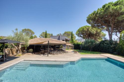 une piscine devant une maison dans l'établissement Villa Deluxe Piscine Privative 8 couchages, à Saint-Raphaël