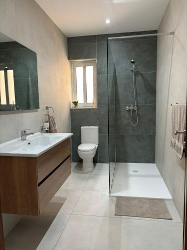 Koupelna v ubytování Luxe Living - Modern 3 Bedroom Xghajra Apartment